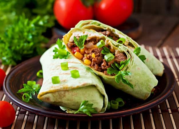 Wraps garnis de viande hachée et de légumes