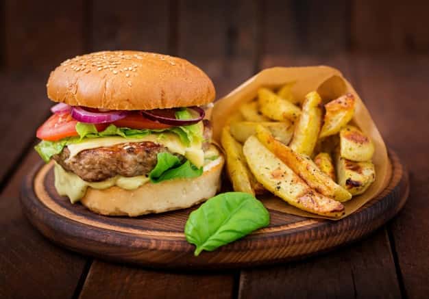 Burger avec potatoes sur une planche en bois